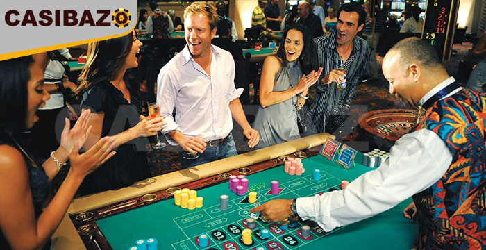 بازیکنان دور یک میز قمار در یک کازینو