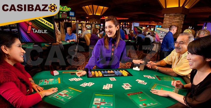 افراد سر میز قمار در یک کازینو نشسته اند